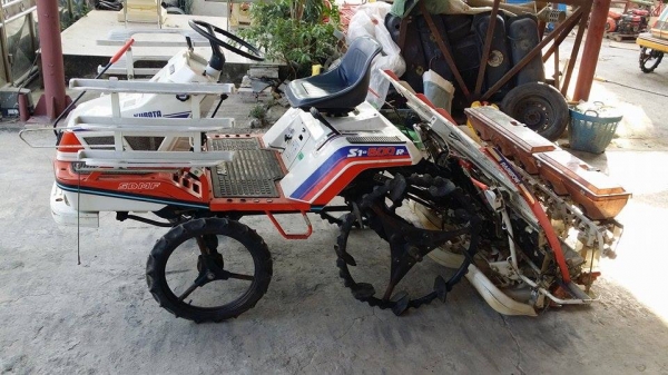 รถปลูกข้าวนั่งขับ KUBOTA เก่าญี่ปุ่น พร้อมกล่องหยอดปุ๋ยด้านท้าย ดำนา 5 แถว สภาพสวย เครื่องยนต์ติดง่าย สภาพสวยพร้อมใช้งาน รถปลูกข้าวนั่งขับ KUBOTA เก่าญี่ปุ่น พร้อมกล่องหยอดปุ๋ยด้านท้าย ดำนา 5 แถว สภาพสวย เครื่องยนต์ติดง่าย สภาพสวยพร้อมใช้งาน