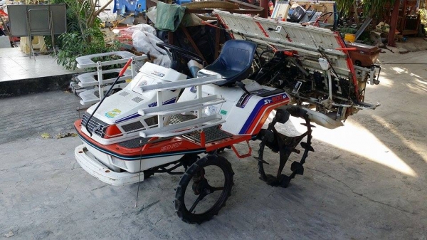 รถปลูกข้าวนั่งขับ KUBOTA เก่าญี่ปุ่น พร้อมกล่องหยอดปุ๋ยด้านท้าย ดำนา 5 แถว สภาพสวย เครื่องยนต์ติดง่าย สภาพสวยพร้อมใช้งาน รถปลูกข้าวนั่งขับ KUBOTA เก่าญี่ปุ่น พร้อมกล่องหยอดปุ๋ยด้านท้าย ดำนา 5 แถว สภาพสวย เครื่องยนต์ติดง่าย สภาพสวยพร้อมใช้งาน