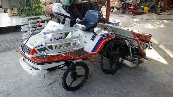 รถปลูกข้าวนั่งขับ KUBOTA เก่าญี่ปุ่น พร้อมกล่องหยอดปุ๋ยด้านท้าย ดำนา 5 แถว สภาพสวย เครื่องยนต์ติดง่าย สภาพสวยพร้อมใช้งาน รถปลูกข้าวนั่งขับ KUBOTA เก่าญี่ปุ่น พร้อมกล่องหยอดปุ๋ยด้านท้าย ดำนา 5 แถว สภาพสวย เครื่องยนต์ติดง่าย สภาพสวยพร้อมใช้งาน