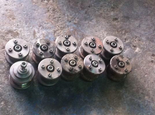 ชุดลูกล้อดันสายพานและโช่ให้ตึง ตัวลูกกลิ่งหมุนฟรีใช้ตลับลูกปืนด้านในเพื่อให้ลื่น ชุดลูกล้อดันสายพานและโช่ให้ตึง ตัวลูกกลิ่งหมุนฟรีใช้ตลับลูกปืนด้านในเพื่อให้ลื่น