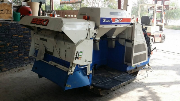 รถเกี่ยวข้าวพร้อมนวดข้าวในตัว แบบนั่งขับ เก่าญี่ปุ่น ISEKI รุ่น 127 สภาพสวย มีตัวอุ้มข้าวสำหรับเกี่ยวข้าวล้ม รถเกี่ยวข้าวพร้อมนวดข้าวในตัว แบบนั่งขับ เก่าญี่ปุ่น ISEKI รุ่น 127 สภาพสวย มีตัวอุ้มข้าวสำหรับเกี่ยวข้าวล้ม