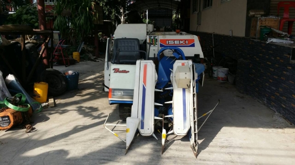 รถเกี่ยวข้าวพร้อมนวดข้าวในตัว แบบนั่งขับ เก่าญี่ปุ่น ISEKI รุ่น 127 สภาพสวย มีตัวอุ้มข้าวสำหรับเกี่ยวข้าวล้ม รถเกี่ยวข้าวพร้อมนวดข้าวในตัว แบบนั่งขับ เก่าญี่ปุ่น ISEKI รุ่น 127 สภาพสวย มีตัวอุ้มข้าวสำหรับเกี่ยวข้าวล้ม