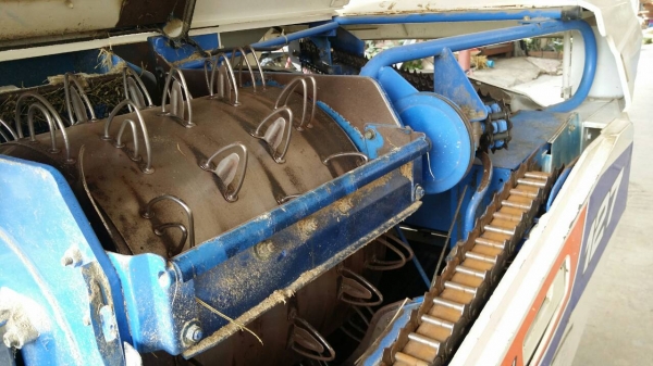 รถเกี่ยวข้าวพร้อมนวดข้าวในตัว แบบนั่งขับ เก่าญี่ปุ่น ISEKI รุ่น 127 สภาพสวย มีตัวอุ้มข้าวสำหรับเกี่ยวข้าวล้ม รถเกี่ยวข้าวพร้อมนวดข้าวในตัว แบบนั่งขับ เก่าญี่ปุ่น ISEKI รุ่น 127 สภาพสวย มีตัวอุ้มข้าวสำหรับเกี่ยวข้าวล้ม