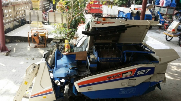 รถเกี่ยวข้าวพร้อมนวดข้าวในตัว แบบนั่งขับ เก่าญี่ปุ่น ISEKI รุ่น 127 สภาพสวย มีตัวอุ้มข้าวสำหรับเกี่ยวข้าวล้ม รถเกี่ยวข้าวพร้อมนวดข้าวในตัว แบบนั่งขับ เก่าญี่ปุ่น ISEKI รุ่น 127 สภาพสวย มีตัวอุ้มข้าวสำหรับเกี่ยวข้าวล้ม
