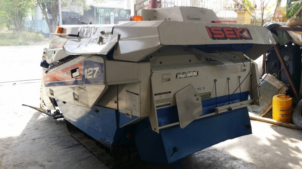 รถเกี่ยวข้าวพร้อมนวดข้าวในตัว แบบนั่งขับ เก่าญี่ปุ่น ISEKI รุ่น 127 สภาพสวย มีตัวอุ้มข้าวสำหรับเกี่ยวข้าวล้ม รถเกี่ยวข้าวพร้อมนวดข้าวในตัว แบบนั่งขับ เก่าญี่ปุ่น ISEKI รุ่น 127 สภาพสวย มีตัวอุ้มข้าวสำหรับเกี่ยวข้าวล้ม