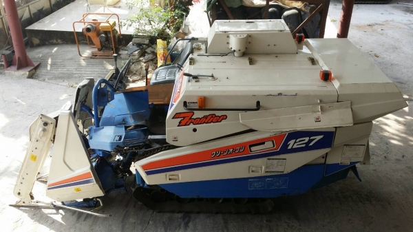 รถเกี่ยวข้าวพร้อมนวดข้าวในตัว แบบนั่งขับ เก่าญี่ปุ่น ISEKI รุ่น 127 สภาพสวย มีตัวอุ้มข้าวสำหรับเกี่ยวข้าวล้ม รถเกี่ยวข้าวพร้อมนวดข้าวในตัว แบบนั่งขับ เก่าญี่ปุ่น ISEKI รุ่น 127 สภาพสวย มีตัวอุ้มข้าวสำหรับเกี่ยวข้าวล้ม