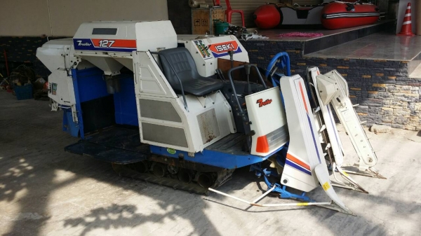 รถเกี่ยวข้าวพร้อมนวดข้าวในตัว แบบนั่งขับ เก่าญี่ปุ่น ISEKI รุ่น 127 สภาพสวย มีตัวอุ้มข้าวสำหรับเกี่ยวข้าวล้ม รถเกี่ยวข้าวพร้อมนวดข้าวในตัว แบบนั่งขับ เก่าญี่ปุ่น ISEKI รุ่น 127 สภาพสวย มีตัวอุ้มข้าวสำหรับเกี่ยวข้าวล้ม