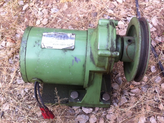 มอเตอร์เกียร์ทด FUJI จากญี่ปุ่น ขนาดกำลังมอเตอร์ 200 W. ทดแล้วหมุนที่ 150 รอบ/นาที