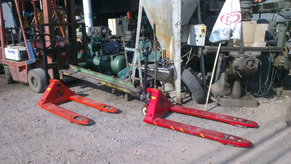 Sell> ขายแฮนด์ลิฟท์ 3 ตัน มี 2 ตัวครับ ล้อหน้าคู่ ลากของสบายครับ