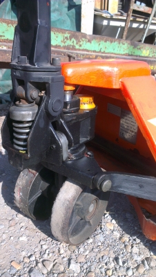 Sell> ขายแฮนด์ลิฟท์ 3 ตัน มี 2 ตัวครับ ล้อหน้าคู่ ลากของสบายครับ