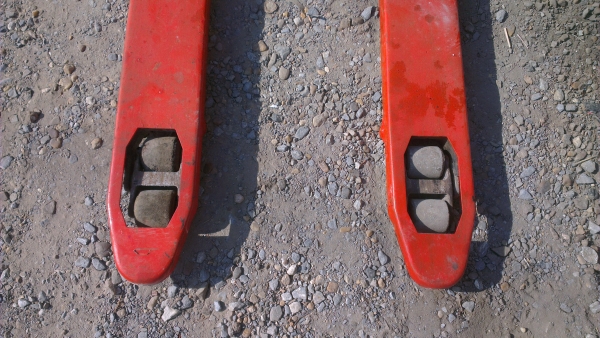 Sell> ขายแฮนด์ลิฟท์ 3 ตัน มี 2 ตัวครับ ล้อหน้าคู่ ลากของสบายครับ