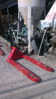 Sell> ขายแฮนด์ลิฟท์ 3 ตัน มี 2 ตัวครับ ล้อหน้าคู่ ลากของสบายครับ