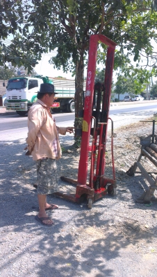 Sell> ขายแฮนด์ลิฟท์ 1 ตัน ยกสูง 2 เมตร มีงาครบ พร้อมใช้งานครับ