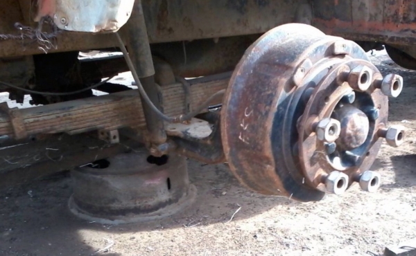 HINO KL300 - 135 HP EC100 หกล้อดั๊มพ์ หัวเก๋งสภาพดีเดิมดีไม่ผุภายในคอนโซลครบ รถเครื่องยนต์ดีเกียร์ดียังใช้งานได้ดีครับ แต่ขายตามสภาพนะครับ ยางไม่มีแต่กระทะล้อมีให้ครบนะครับ ขอบ 20 เอกสารทะเบียนไม่มี เป็นสัญญาซื้อขายนะครับ ราคาต่อรองได้ครับ