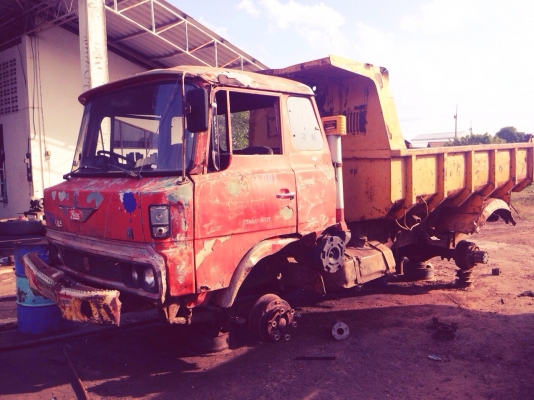 HINO KL300 - 135 HP EC100 หกล้อดั๊มพ์ หัวเก๋งสภาพดีเดิมดีไม่ผุภายในคอนโซลครบ รถเครื่องยนต์ดีเกียร์ดียังใช้งานได้ดีครับ แต่ขายตามสภาพนะครับ ยางไม่มีแต่กระทะล้อมีให้ครบนะครับ ขอบ 20 เอกสารทะเบียนไม่มี เป็นสัญญาซื้อขายนะครับ ราคาต่อรองได้ครับ