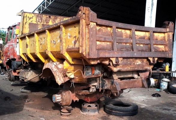 HINO KL300 - 135 HP EC100 หกล้อดั๊มพ์ หัวเก๋งสภาพดีเดิมดีไม่ผุภายในคอนโซลครบ รถเครื่องยนต์ดีเกียร์ดียังใช้งานได้ดีครับ แต่ขายตามสภาพนะครับ ยางไม่มีแต่กระทะล้อมีให้ครบนะครับ ขอบ 20 เอกสารทะเบียนไม่มี เป็นสัญญาซื้อขายนะครับ ราคาต่อรองได้ครับ