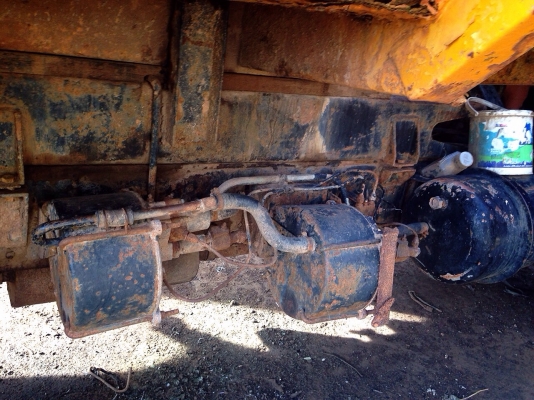 HINO KL300 - 135 HP EC100 หกล้อดั๊มพ์ หัวเก๋งสภาพดีเดิมดีไม่ผุภายในคอนโซลครบ รถเครื่องยนต์ดีเกียร์ดียังใช้งานได้ดีครับ แต่ขายตามสภาพนะครับ ยางไม่มีแต่กระทะล้อมีให้ครบนะครับ ขอบ 20 เอกสารทะเบียนไม่มี เป็นสัญญาซื้อขายนะครับ ราคาต่อรองได้ครับ