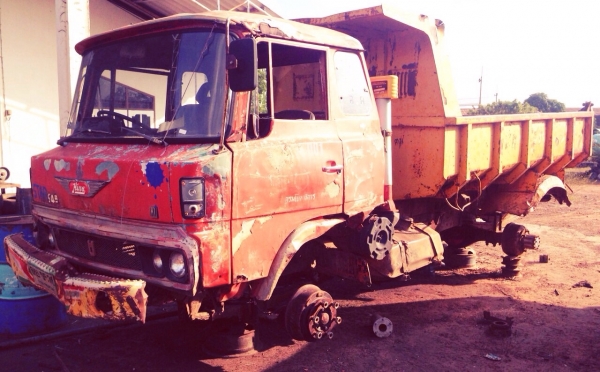 HINO KL300 - 135 HP EC100 หกล้อดั๊มพ์ หัวเก๋งสภาพดีเดิมดีไม่ผุภายในคอนโซลครบ รถเครื่องยนต์ดีเกียร์ดียังใช้งานได้ดีครับ แต่ขายตามสภาพนะครับ ยางไม่มีแต่กระทะล้อมีให้ครบนะครับ ขอบ 20 เอกสารทะเบียนไม่มี เป็นสัญญาซื้อขายนะครับ ราคาต่อรองได้ครับ