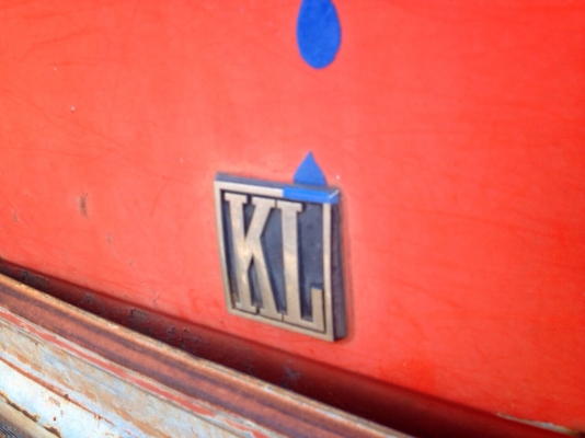 HINO KL300 - 135 HP EC100 หกล้อดั๊มพ์ หัวเก๋งสภาพดีเดิมดีไม่ผุภายในคอนโซลครบ รถเครื่องยนต์ดีเกียร์ดียังใช้งานได้ดีครับ แต่ขายตามสภาพนะครับ ยางไม่มีแต่กระทะล้อมีให้ครบนะครับ ขอบ 20 เอกสารทะเบียนไม่มี เป็นสัญญาซื้อขายนะครับ ราคาต่อรองได้ครับ