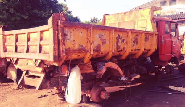 HINO KL300 - 135 HP EC100 หกล้อดั๊มพ์ หัวเก๋งสภาพดีเดิมดีไม่ผุภายในคอนโซลครบ รถเครื่องยนต์ดีเกียร์ดียังใช้งานได้ดีครับ แต่ขายตามสภาพนะครับ ยางไม่มีแต่กระทะล้อมีให้ครบนะครับ ขอบ 20 เอกสารทะเบียนไม่มี เป็นสัญญาซื้อขายนะครับ ราคาต่อรองได้ครับ