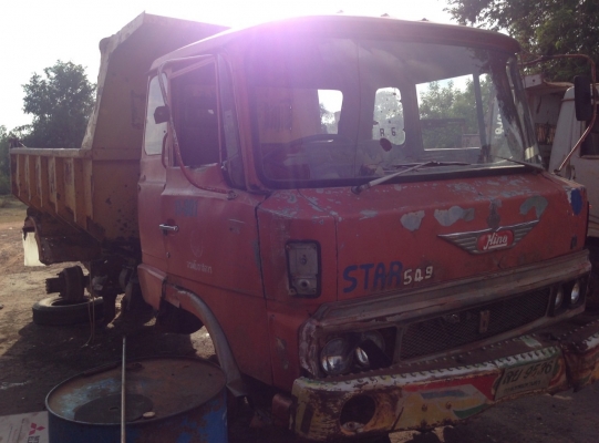 HINO KL300 - 135 HP EC100 หกล้อดั๊มพ์ หัวเก๋งสภาพดีเดิมดีไม่ผุภายในคอนโซลครบ รถเครื่องยนต์ดีเกียร์ดียังใช้งานได้ดีครับ แต่ขายตามสภาพนะครับ ยางไม่มีแต่กระทะล้อมีให้ครบนะครับ ขอบ 20 เอกสารทะเบียนไม่มี เป็นสัญญาซื้อขายนะครับ ราคาต่อรองได้ครับ