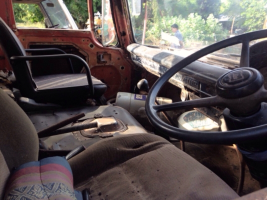 HINO KL300 - 135 HP EC100 หกล้อดั๊มพ์ หัวเก๋งสภาพดีเดิมดีไม่ผุภายในคอนโซลครบ รถเครื่องยนต์ดีเกียร์ดียังใช้งานได้ดีครับ แต่ขายตามสภาพนะครับ ยางไม่มีแต่กระทะล้อมีให้ครบนะครับ ขอบ 20 เอกสารทะเบียนไม่มี เป็นสัญญาซื้อขายนะครับ ราคาต่อรองได้ครับ