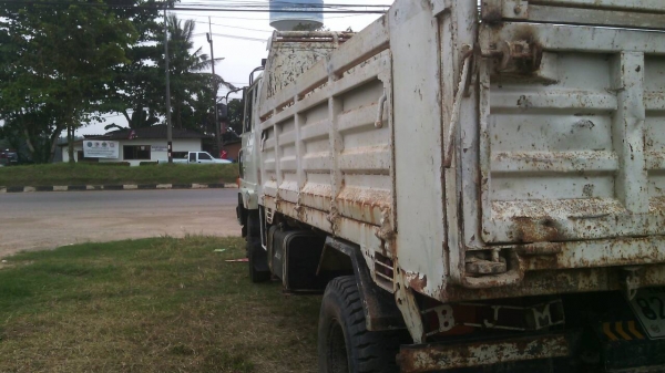 รถบรรทุก 6 ล้อดัมพ์ ยี่ห้อ HINO เครื่องฮีโน่ Ho7c 185 แรง พวงมาลัยพาร์เวอร์ ยางเต็ม6เส้น. แอร์พร้อม เชซซีสวยตลอดเส้น รถบรรทุก 6 ล้อดัมพ์ ยี่ห้อ HINO เครื่องฮีโน่ Ho7c 185 แรง พวงมาลัยพาร์เวอร์ ยางเต็ม6เส้น. แอร์พร้อม เชซซีสวยตลอดเส้น