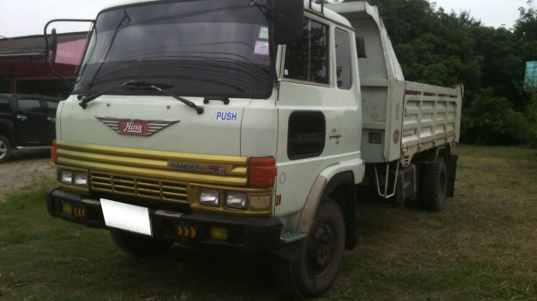 รถบรรทุก 6 ล้อดัมพ์ ยี่ห้อ HINO   เครื่องฮีโน่ Ho7c 185 แรง พวงมาลัยพาร์เวอร์  ยางเต็ม6เส้น. แอร์พร้อม เชซซีสวยตลอดเส้น