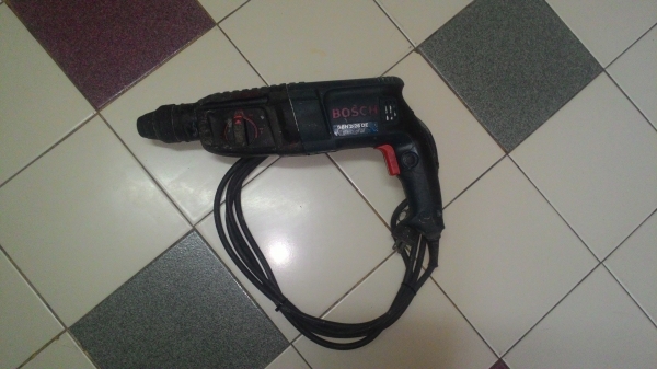 ขายสว่านไฟฟ้าระบบโรตารี3ระบบแย็กได้ยี่ห้อBoschรุ่นGBH2-26DEของแท้ครับเดิมๆพร้อมใช้งาน