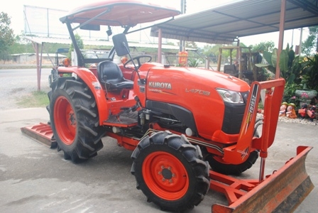 ขายรถไถ Kubota L 4708 (4WD) พร้อมดันหน้าและอุปกรณ์หลัง รถ 150 ชั่วโมง