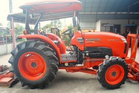 ขายรถไถ Kubota L 4708 (4WD) พร้อมดันหน้าและอุปกรณ์หลัง รถ 150 ชั่วโมง