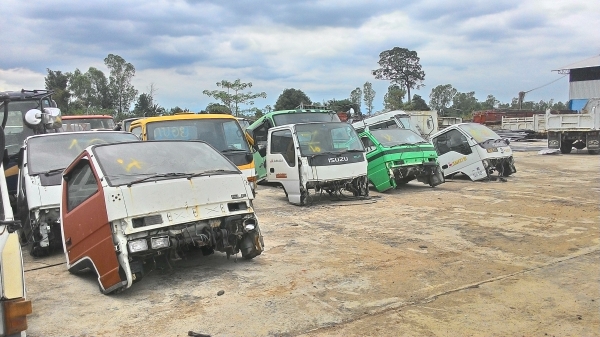 แสงฟ้าเต้นรถ///จำหน่ายรถบรรทุกมือสองทุกชนิดและ หัวเก๋งเก่าญี่ปุ่นทุ