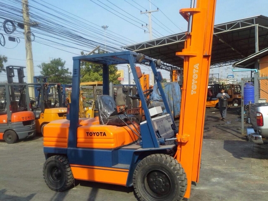รถยกโตโยต้ารุ่น 5 น้ำหนักยก 3 ตัน เสาสูง 4 เมตร เครื่องดีเซล เกียร์ธรรมดา งาเทได้
