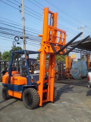 รถยกโตโยต้ารุ่น 5 น้ำหนักยก 3 ตัน เสาสูง 4 เมตร เครื่องดีเซล เกียร์ธรรมดา งาเทได้