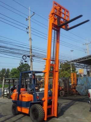 รถยกโตโยต้ารุ่น 5 น้ำหนักยก 3 ตัน เสาสูง 4 เมตร เครื่องดีเซล เกียร์ธรรมดา งาเทได้