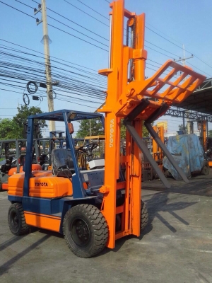 รถยกโตโยต้ารุ่น 5 น้ำหนักยก 3 ตัน เสาสูง 4 เมตร เครื่องดีเซล เกียร์ธรรมดา งาเทได้