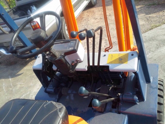 รถยกโตโยต้ารุ่น 5 น้ำหนักยก 3 ตัน เสาสูง 4 เมตร เครื่องดีเซล เกียร์ธรรมดา งาเทได้