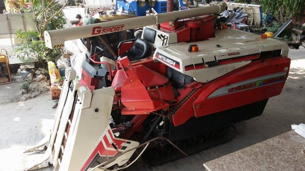 รถเกี่ยวข้าวพร้อมนวดข้าวในตัว แบบนั่งขับ เก่าญี่ปุ่น MITSUBISHI  รุ่น MC24  สภาพสวย  มีท่อส่งข้าว