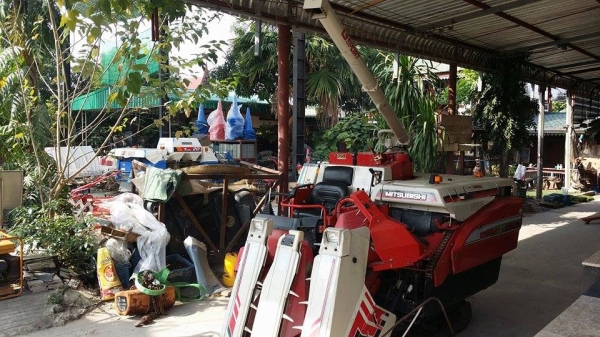 รถเกี่ยวข้าวพร้อมนวดข้าวในตัว แบบนั่งขับ เก่าญี่ปุ่น MITSUBISHI รุ่น MC24 สภาพสวย มีท่อส่งข้าว รถเกี่ยวข้าวพร้อมนวดข้าวในตัว แบบนั่งขับ เก่าญี่ปุ่น MITSUBISHI รุ่น MC24 สภาพสวย มีท่อส่งข้าว