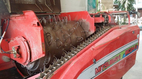 รถเกี่ยวข้าวพร้อมนวดข้าวในตัว แบบนั่งขับ เก่าญี่ปุ่น MITSUBISHI รุ่น MC24 สภาพสวย มีท่อส่งข้าว รถเกี่ยวข้าวพร้อมนวดข้าวในตัว แบบนั่งขับ เก่าญี่ปุ่น MITSUBISHI รุ่น MC24 สภาพสวย มีท่อส่งข้าว