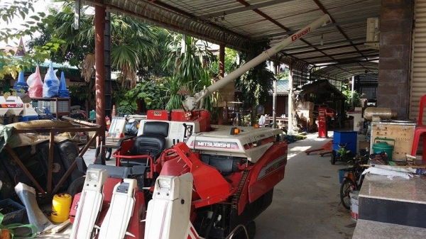 รถเกี่ยวข้าวพร้อมนวดข้าวในตัว แบบนั่งขับ เก่าญี่ปุ่น MITSUBISHI รุ่น MC24 สภาพสวย มีท่อส่งข้าว รถเกี่ยวข้าวพร้อมนวดข้าวในตัว แบบนั่งขับ เก่าญี่ปุ่น MITSUBISHI รุ่น MC24 สภาพสวย มีท่อส่งข้าว