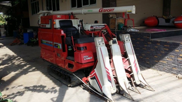 รถเกี่ยวข้าวพร้อมนวดข้าวในตัว แบบนั่งขับ เก่าญี่ปุ่น MITSUBISHI รุ่น MC24 สภาพสวย มีท่อส่งข้าว รถเกี่ยวข้าวพร้อมนวดข้าวในตัว แบบนั่งขับ เก่าญี่ปุ่น MITSUBISHI รุ่น MC24 สภาพสวย มีท่อส่งข้าว