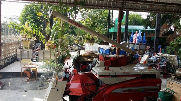 รถเกี่ยวข้าวพร้อมนวดข้าวในตัว แบบนั่งขับ เก่าญี่ปุ่น MITSUBISHI รุ่น MC24 สภาพสวย มีท่อส่งข้าว รถเกี่ยวข้าวพร้อมนวดข้าวในตัว แบบนั่งขับ เก่าญี่ปุ่น MITSUBISHI รุ่น MC24 สภาพสวย มีท่อส่งข้าว