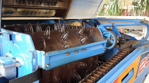 รถเกี่ยวข้าวพร้อมนวดข้าวในตัว แบบนั่งขับ เก่าญี่ปุ่น ISEKI ขนาด 20 แรง เกี่ยวข้าว 3 แถว สภาพสวย รถเกี่ยวข้าวพร้อมนวดข้าวในตัว แบบนั่งขับ เก่าญี่ปุ่น ISEKI ขนาด 20 แรง เกี่ยวข้าว 3 แถว สภาพสวย