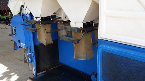 รถเกี่ยวข้าวพร้อมนวดข้าวในตัว แบบนั่งขับ เก่าญี่ปุ่น ISEKI ขนาด 20 แรง เกี่ยวข้าว 3 แถว สภาพสวย รถเกี่ยวข้าวพร้อมนวดข้าวในตัว แบบนั่งขับ เก่าญี่ปุ่น ISEKI ขนาด 20 แรง เกี่ยวข้าว 3 แถว สภาพสวย