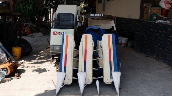 รถเกี่ยวข้าวพร้อมนวดข้าวในตัว แบบนั่งขับ เก่าญี่ปุ่น ISEKI ขนาด 20 แรง เกี่ยวข้าว 3 แถว สภาพสวย รถเกี่ยวข้าวพร้อมนวดข้าวในตัว แบบนั่งขับ เก่าญี่ปุ่น ISEKI ขนาด 20 แรง เกี่ยวข้าว 3 แถว สภาพสวย