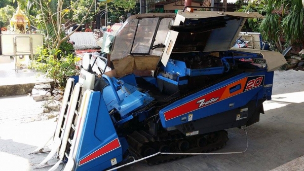 รถเกี่ยวข้าวพร้อมนวดข้าวในตัว แบบนั่งขับ เก่าญี่ปุ่น ISEKI ขนาด 20 แรง เกี่ยวข้าว 3 แถว สภาพสวย รถเกี่ยวข้าวพร้อมนวดข้าวในตัว แบบนั่งขับ เก่าญี่ปุ่น ISEKI ขนาด 20 แรง เกี่ยวข้าว 3 แถว สภาพสวย