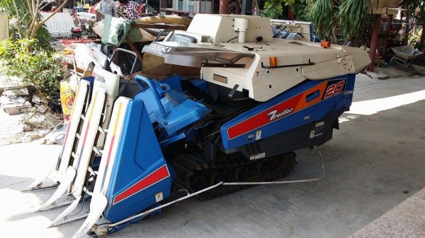 รถเกี่ยวข้าวพร้อมนวดข้าวในตัว แบบนั่งขับ เก่าญี่ปุ่น ISEKI   ขนาด 20  แรง เกี่ยวข้าว 3 แถว สภาพสวย