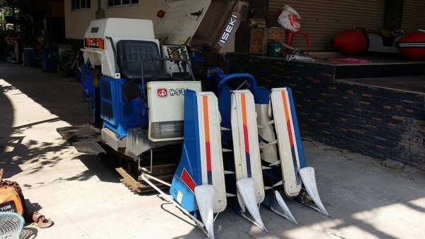รถเกี่ยวข้าวพร้อมนวดข้าวในตัว แบบนั่งขับ เก่าญี่ปุ่น ISEKI ขนาด 20 แรง เกี่ยวข้าว 3 แถว สภาพสวย รถเกี่ยวข้าวพร้อมนวดข้าวในตัว แบบนั่งขับ เก่าญี่ปุ่น ISEKI ขนาด 20 แรง เกี่ยวข้าว 3 แถว สภาพสวย