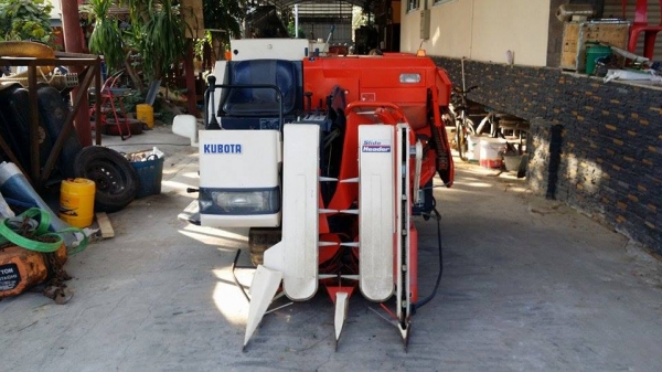 รถเกี่ยวข้าวพร้อมนวดข้าวในตัว แบบนั่งขับ เก่าญี่ปุ่น KUBOTA ขนาด 18 แรง 2 แถว สภาพสวย เครื่องยนต์ติดง่าย รถเกี่ยวข้าวพร้อมนวดข้าวในตัว แบบนั่งขับ เก่าญี่ปุ่น KUBOTA ขนาด 18 แรง 2 แถว สภาพสวย เครื่องยนต์ติดง่าย
